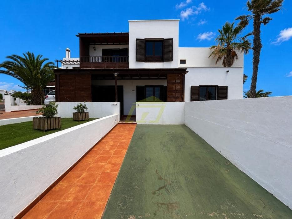 3 slaapkamer Villa te koop in Costa Teguise met zwembad garage - € 420.000 (Ref: 9891555)