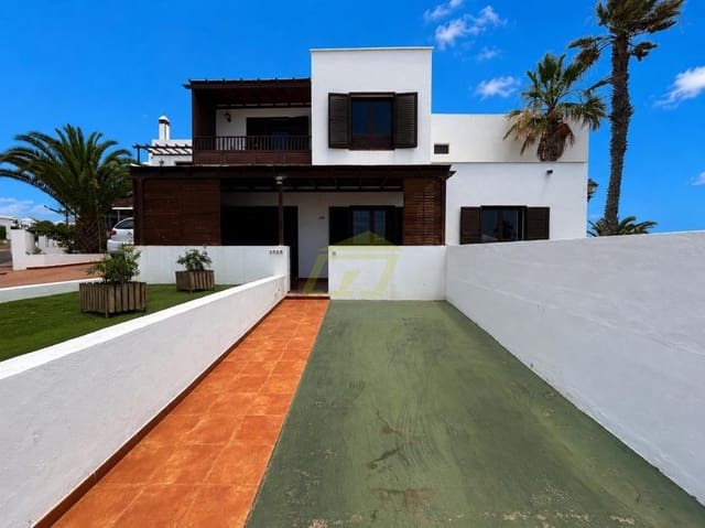 3 sypialnia Willa na sprzedaż w Costa Teguise, Teguise z basenem garażem - 420 000 € (Ref: 9891555)