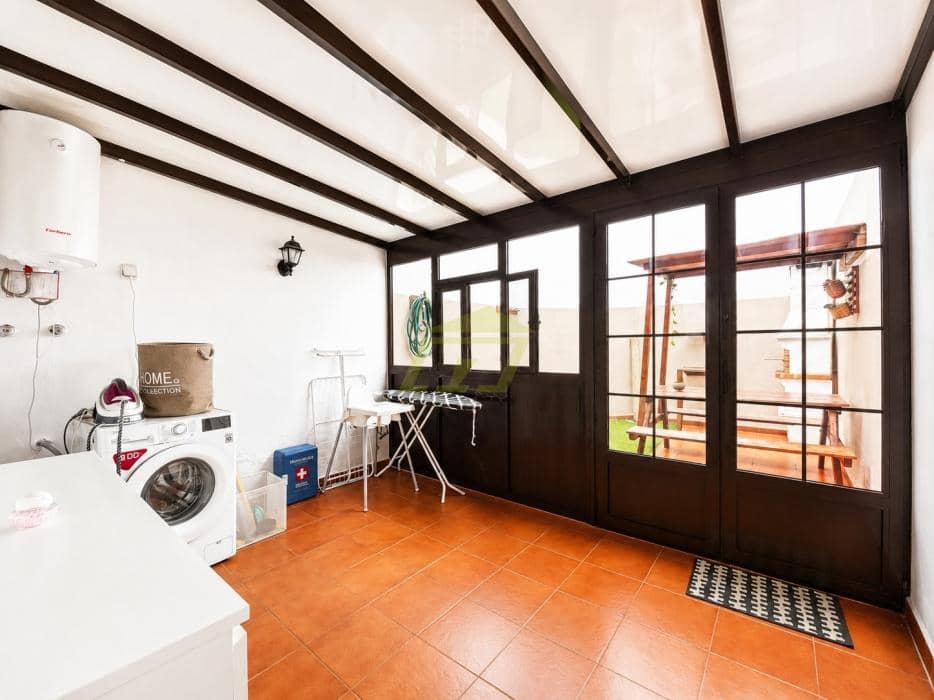 3 slaapkamer Villa te koop in Costa Teguise met zwembad garage - € 420.000 (Ref: 9891555)