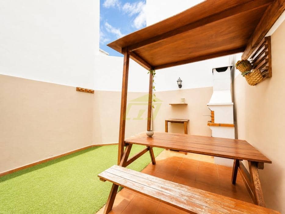 3 slaapkamer Villa te koop in Costa Teguise met zwembad garage - € 420.000 (Ref: 9891555)