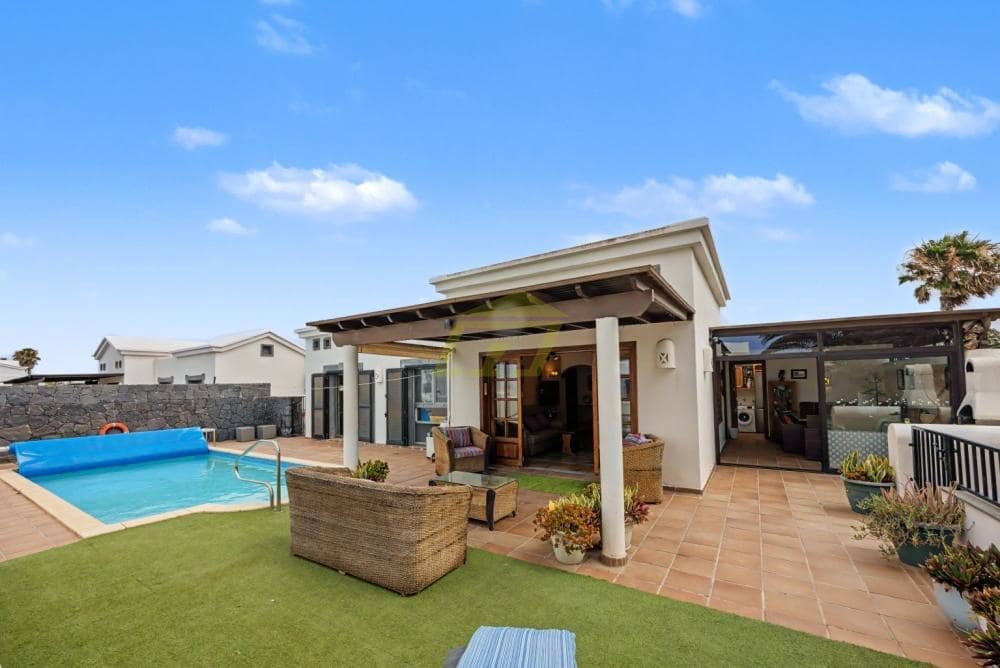 Chalet de 2 habitaciones en Playa Blanca en venta con piscina - 475.000 € (Ref: 9893663)