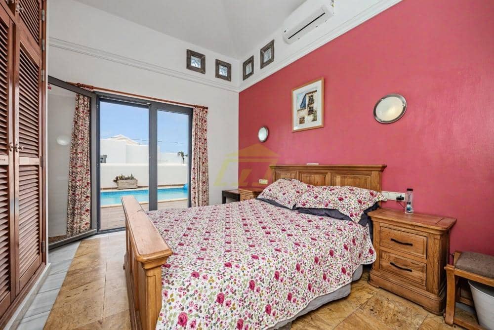 Chalet de 2 habitaciones en Playa Blanca en venta con piscina - 475.000 € (Ref: 9893663)