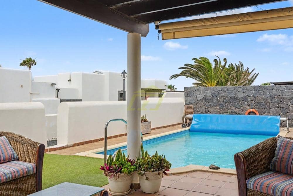 Chalet de 2 habitaciones en Playa Blanca en venta con piscina - 475.000 € (Ref: 9893663)