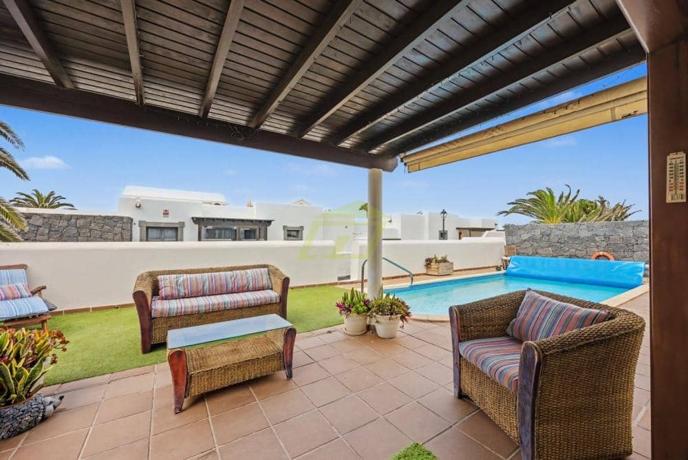 Chalet de 2 habitaciones en Playa Blanca en venta con piscina - 475.000 € (Ref: 9893663)