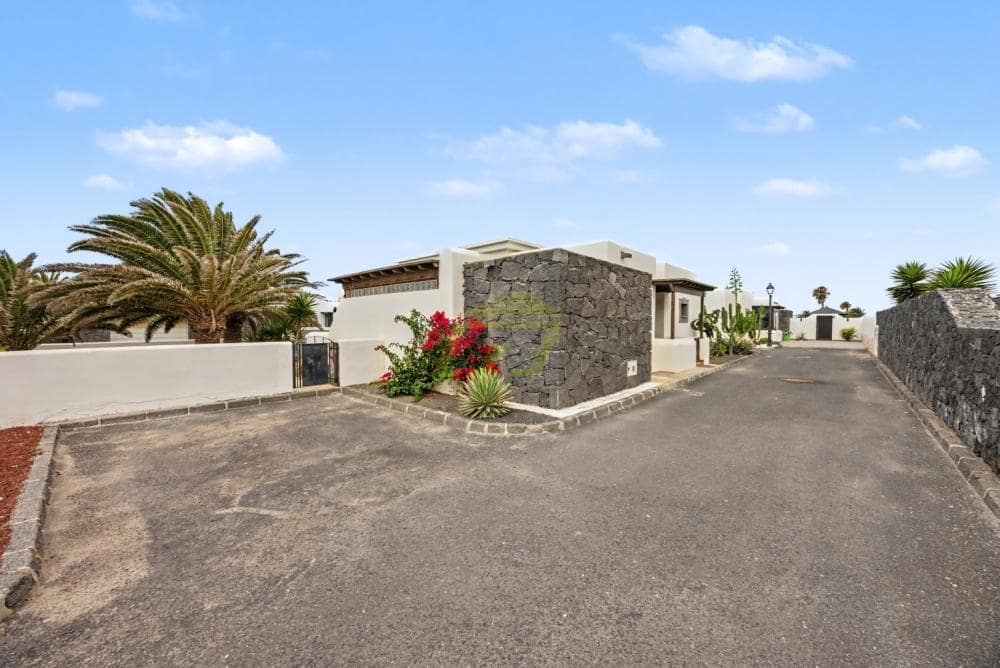 Chalet de 2 habitaciones en Playa Blanca en venta con piscina - 475.000 € (Ref: 9893663)