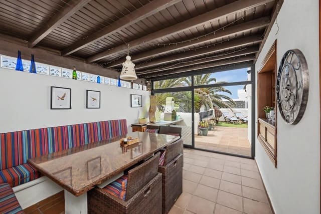 2 soveværelse Villa til salg i Playa Blanca, Yaiza med swimmingpool - € 475.000 (Ref: 9893663)