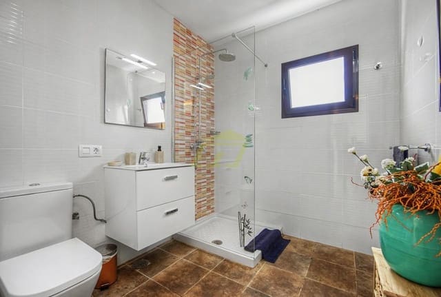 Bungalow de 3 habitaciones en Playa Blanca, Yaiza en venta con piscina - 459.000 € (Ref: 9895707)