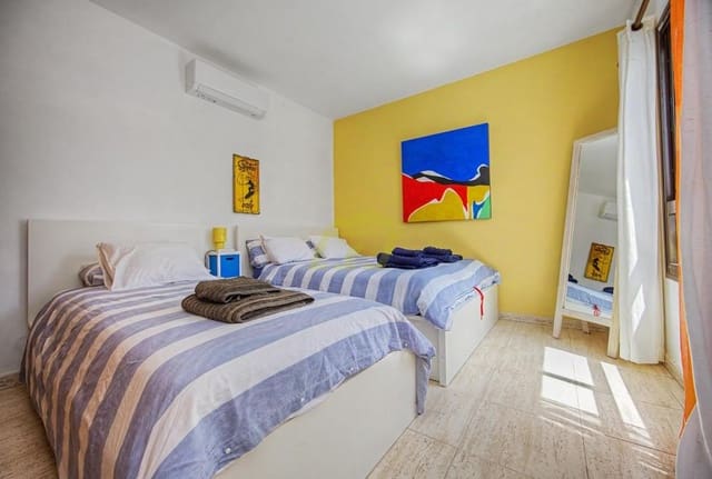 Bungalow de 3 habitaciones en Playa Blanca, Yaiza en venta con piscina - 459.000 € (Ref: 9895707)
