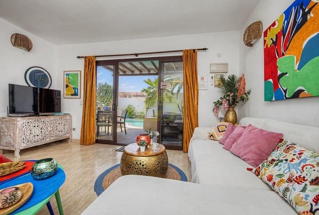 Bungalow de 3 habitaciones en Playa Blanca, Yaiza en venta con piscina - 459.000 € (Ref: 9895707)
