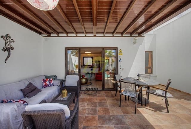 Bungalow de 3 habitaciones en Playa Blanca, Yaiza en venta con piscina - 459.000 € (Ref: 9895707)