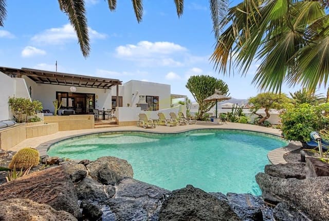 Bungalow de 3 habitaciones en Playa Blanca, Yaiza en venta con piscina - 459.000 € (Ref: 9895707)