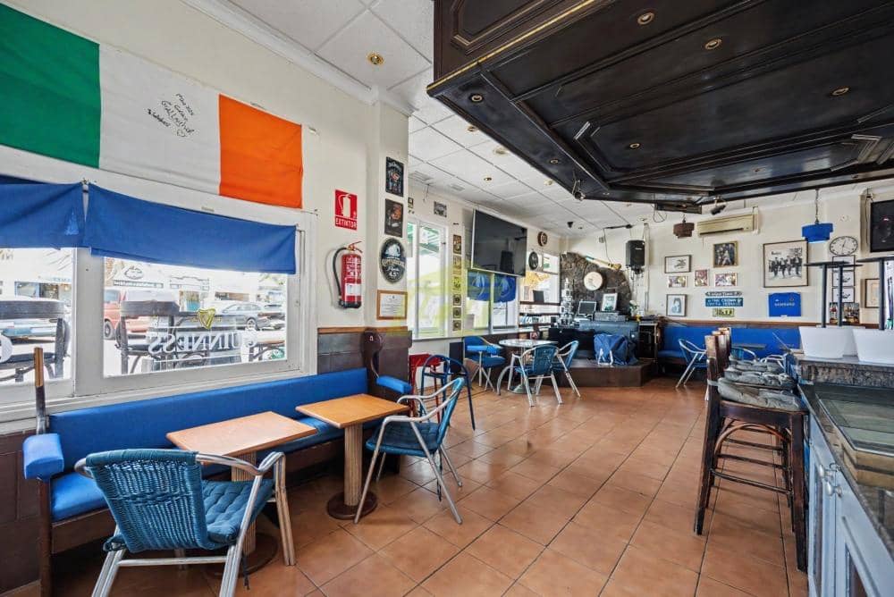 Commercial for sale in Costa Teguise with pool - € 299,000 (Ref: 9898651)