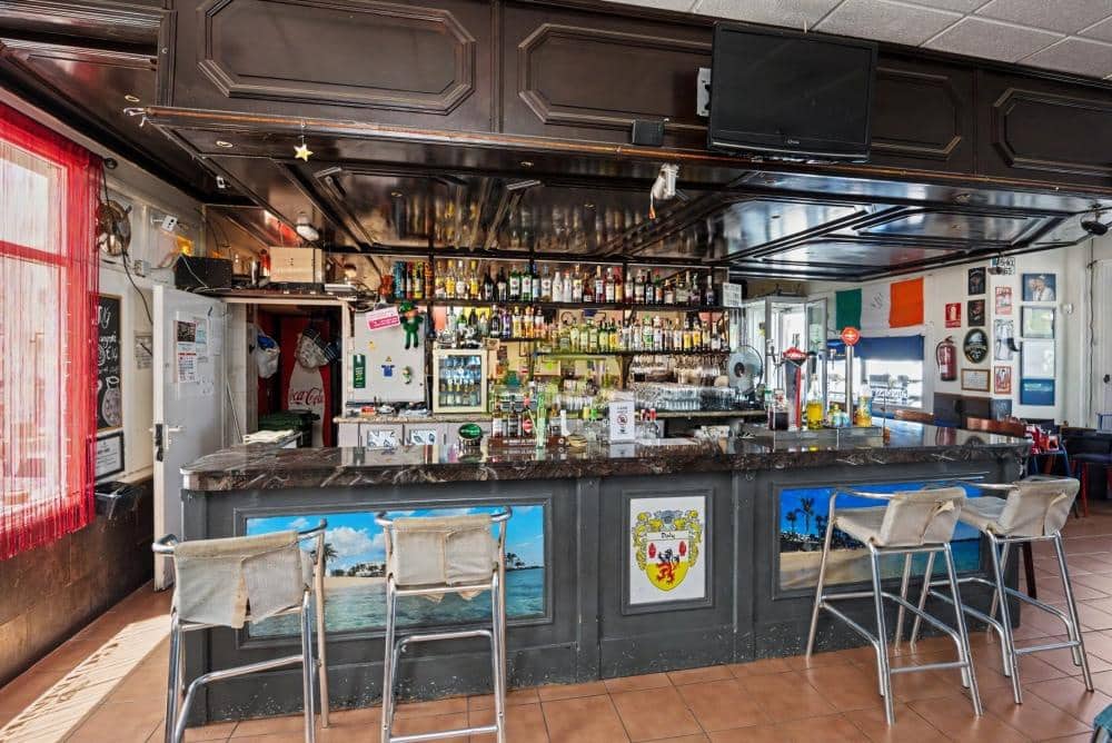 Commercial for sale in Costa Teguise with pool - € 299,000 (Ref: 9898651)