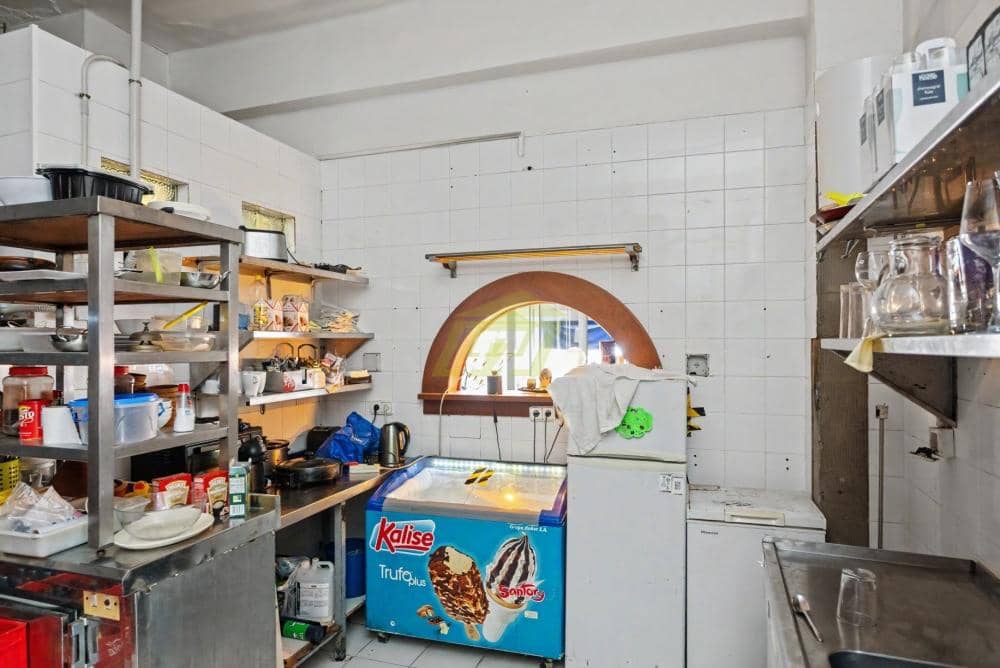 Commercial for sale in Costa Teguise with pool - € 299,000 (Ref: 9898651)