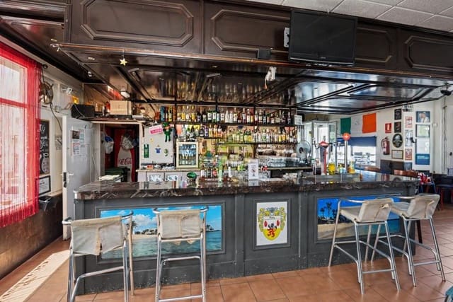 Commercial for sale in Costa Teguise, Teguise - € 299,000 (Ref: 9898651)