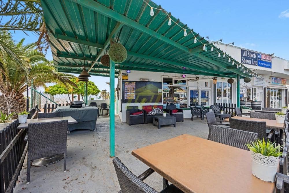 Commercial for sale in Costa Teguise with pool - € 299,000 (Ref: 9898651)
