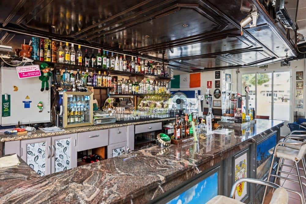 Commercial for sale in Costa Teguise with pool - € 299,000 (Ref: 9898651)