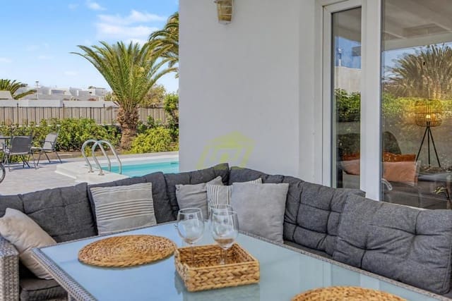 Chalet de 2 habitaciones en Puerto del Carmen, Tías en venta con piscina garaje - 549.000 € (Ref: 9906733)