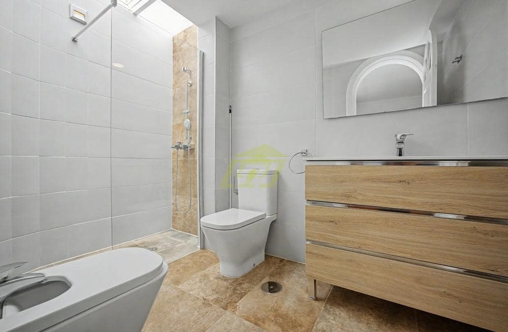 4 quarto Moradia para venda em Costa Teguise com piscina garagem - 879 000 € (Ref: 9912434)