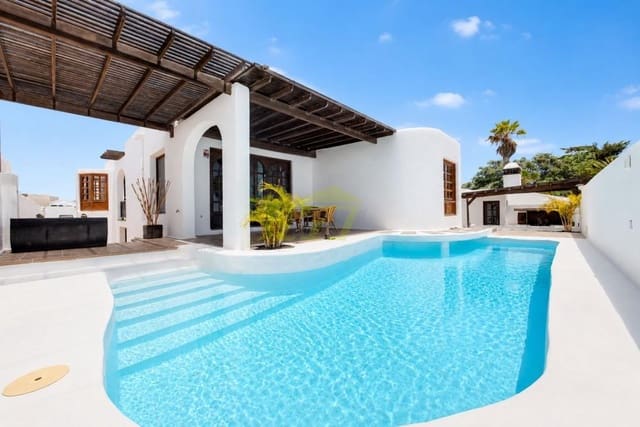 4 quarto Moradia para venda em Costa Teguise, Teguise com piscina garagem - 879 000 € (Ref: 9912434)