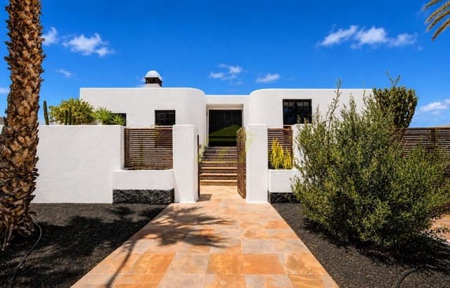 4 quarto Moradia para venda em Costa Teguise, Teguise com piscina garagem - 879 000 € (Ref: 9912434)