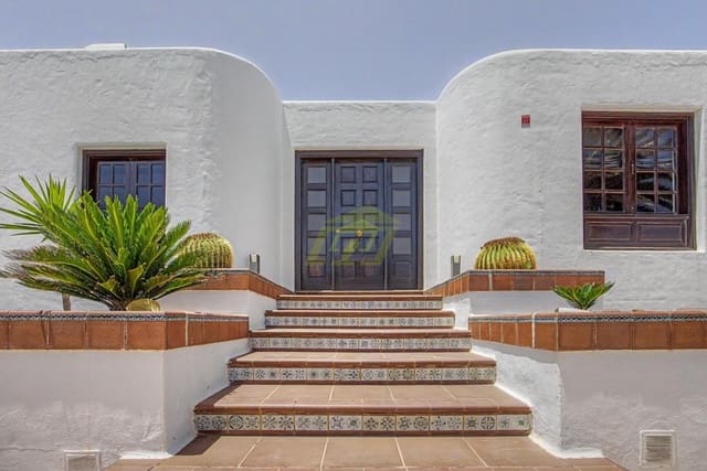 4 quarto Moradia para venda em Costa Teguise, Teguise com piscina garagem - 879 000 € (Ref: 9912434)