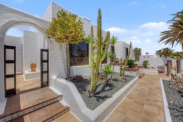 4 quarto Moradia para venda em Costa Teguise, Teguise com piscina garagem - 879 000 € (Ref: 9912434)