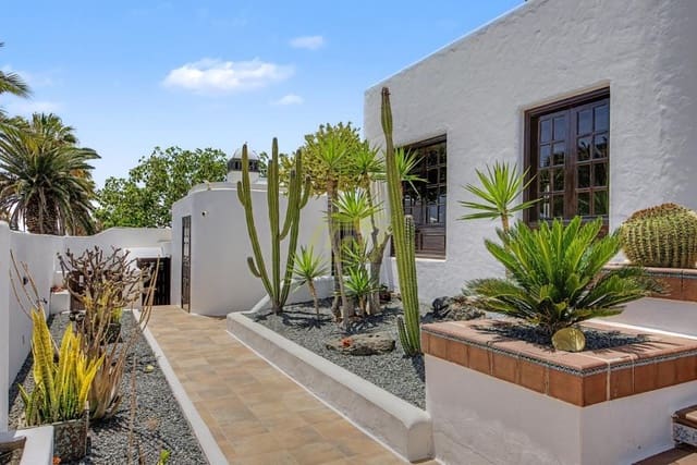 4 quarto Moradia para venda em Costa Teguise, Teguise com piscina garagem - 879 000 € (Ref: 9912434)