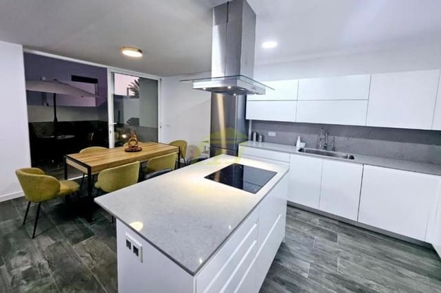 4 camera da letto Villa in vendita in Puerto del Carmen, Tías con piscina garage - 630.000 € (Rif: 9915168)
