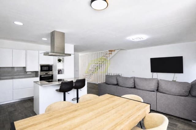 4 makuuhuone Huvila myytävänä paikassa Puerto del Carmen, Tías mukana uima-altaan 
autotalli - 630 000 € (Ref: 9915168)