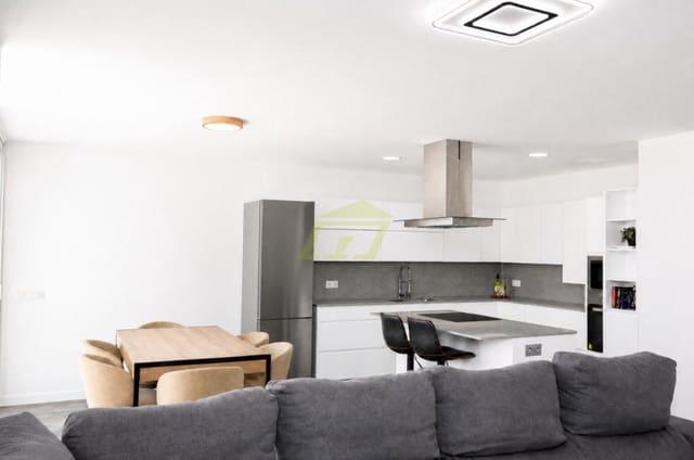 4 makuuhuone Huvila myytävänä paikassa Puerto del Carmen, Tías mukana uima-altaan 
autotalli - 630 000 € (Ref: 9915168)
