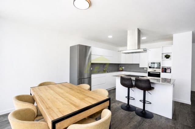 4 makuuhuone Huvila myytävänä paikassa Puerto del Carmen, Tías mukana uima-altaan 
autotalli - 630 000 € (Ref: 9915168)