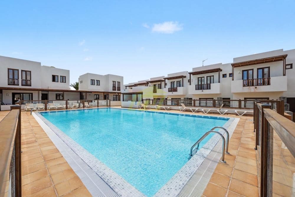 2 bedroom Villa for sale in Puerto Calero with pool garage - € 365,000 (Ref: 9923172)