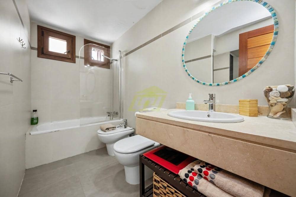 2 bedroom Villa for sale in Puerto Calero with pool garage - € 365,000 (Ref: 9923172)