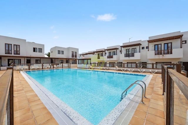 2 sypialnia Willa na sprzedaż w Puerto Calero, Yaiza z basenem garażem - 365 000 € (Ref: 9923172)
