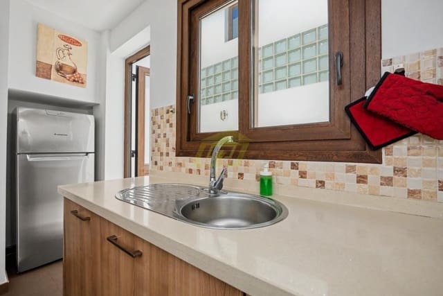 2 sypialnia Willa na sprzedaż w Puerto Calero, Yaiza z basenem garażem - 365 000 € (Ref: 9923172)