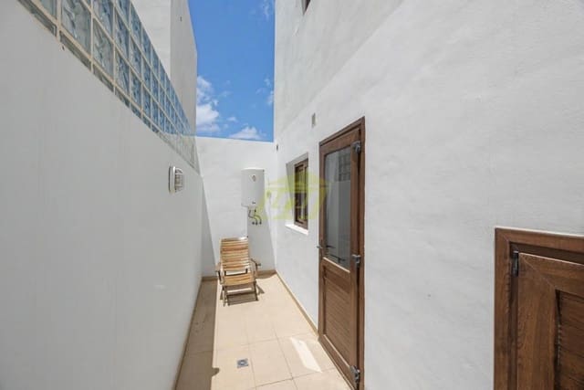 2 sypialnia Willa na sprzedaż w Puerto Calero, Yaiza z basenem garażem - 365 000 € (Ref: 9923172)
