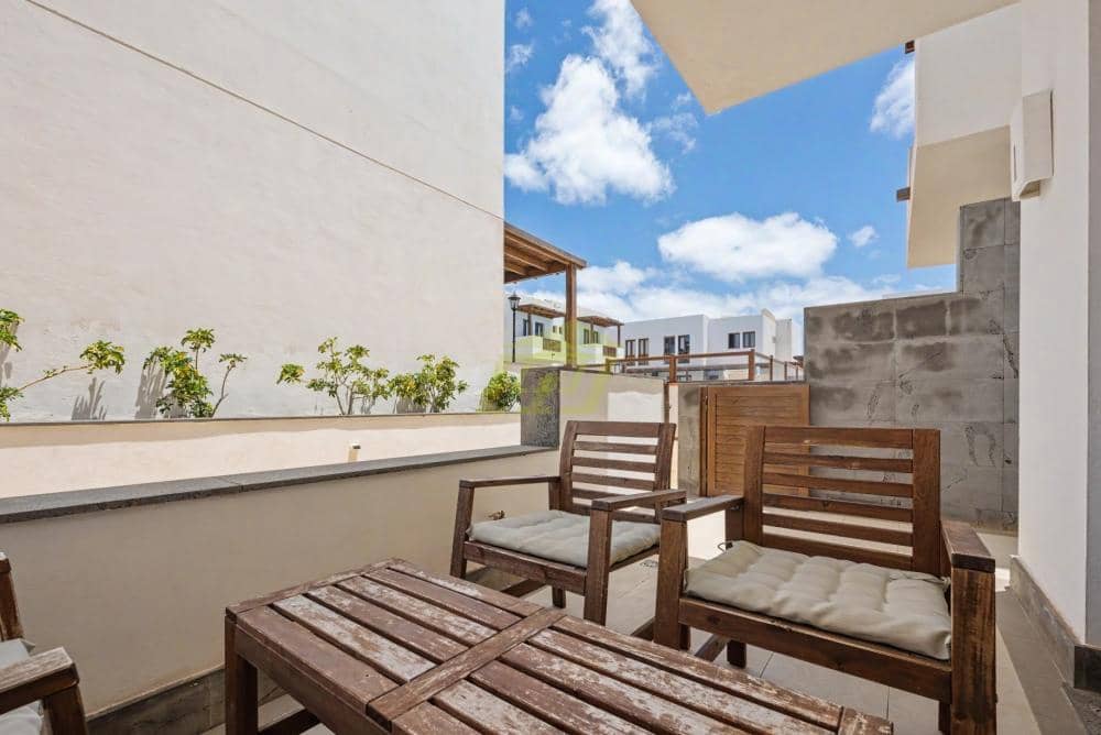 2 bedroom Villa for sale in Puerto Calero with pool garage - € 365,000 (Ref: 9923172)