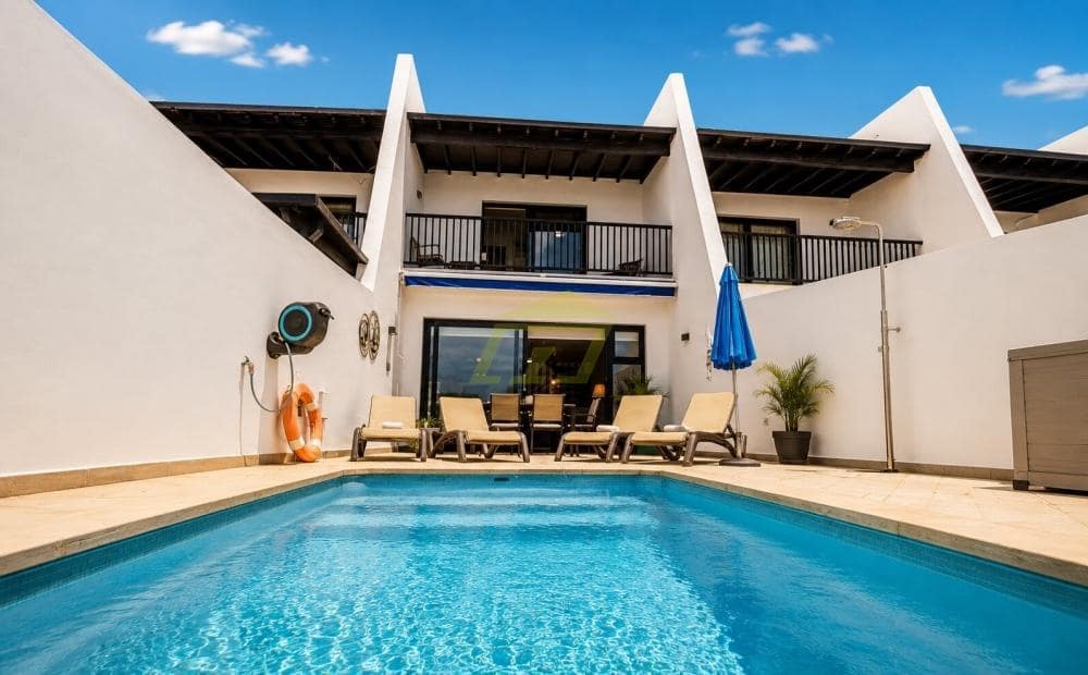 3 bedroom Villa for sale in Puerto Calero with pool - € 695,000 (Ref: 9928668)