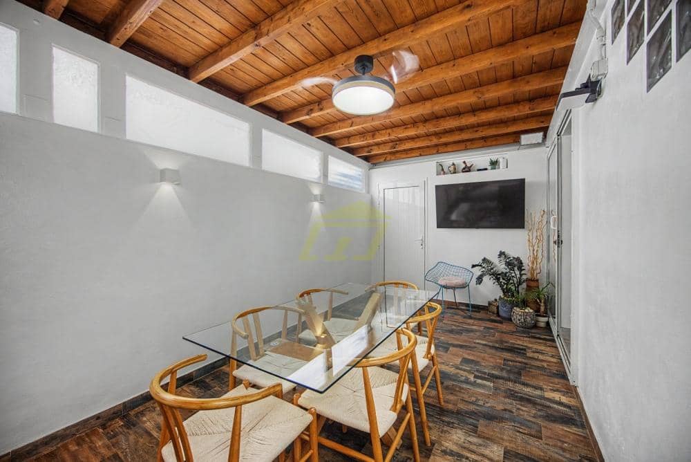 2 makuuhuone Huvila myytävänä paikassa Playa Blanca mukana 
autotalli - 395 000 € (Ref: 9939300)