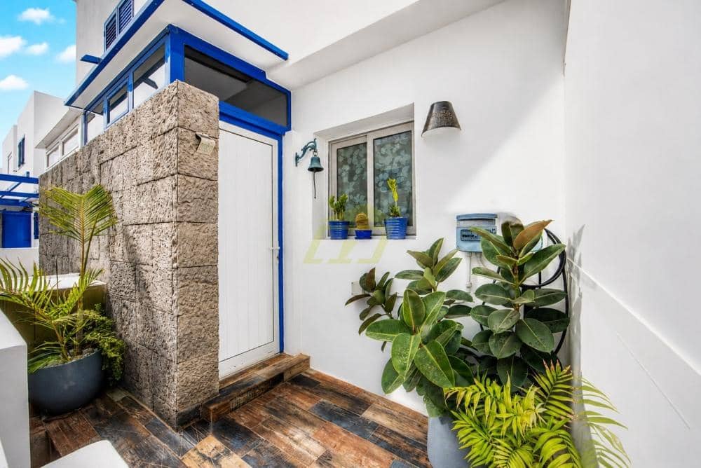 2 makuuhuone Huvila myytävänä paikassa Playa Blanca mukana 
autotalli - 395 000 € (Ref: 9939300)