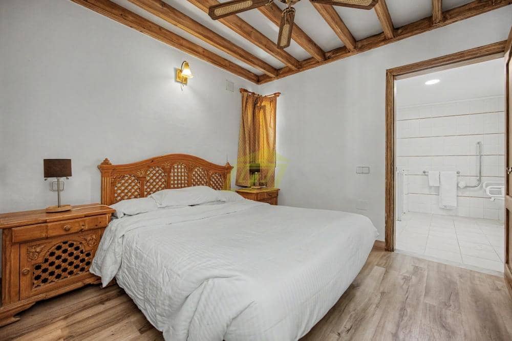 2 bedroom Villa for sale in Costa Teguise with pool - € 310,000 (Ref: 9946916)