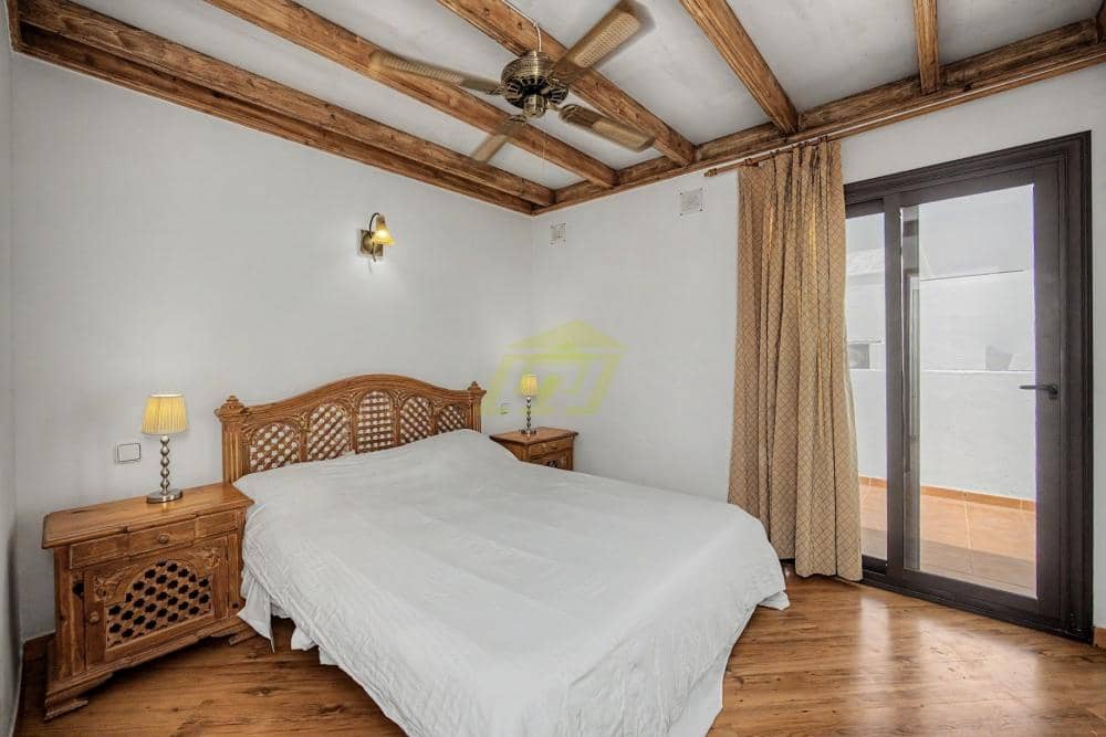 2 bedroom Villa for sale in Costa Teguise with pool - € 310,000 (Ref: 9946916)