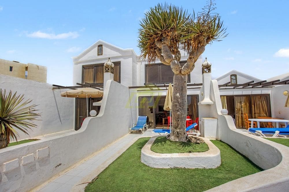 2 bedroom Villa for sale in Costa Teguise with pool - € 310,000 (Ref: 9946916)