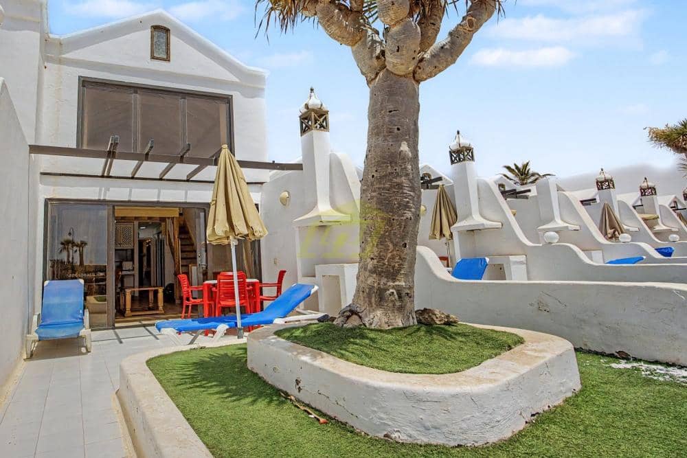 2 bedroom Villa for sale in Costa Teguise with pool - € 310,000 (Ref: 9946916)