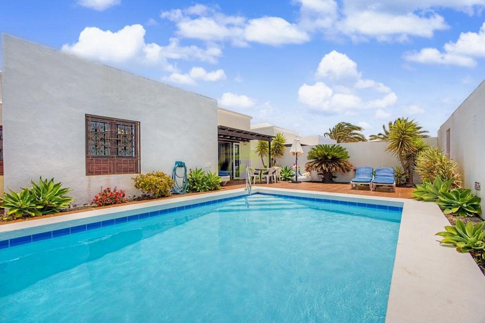 Bungalow de 3 habitaciones en Costa Teguise en venta con piscina garaje - 480.000 € (Ref: 9959050)