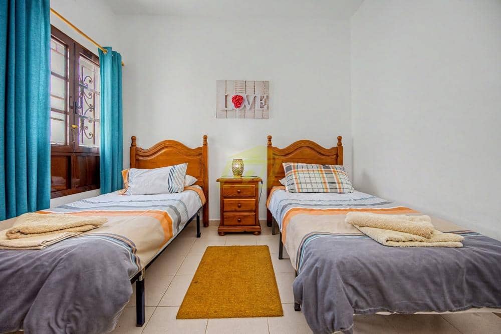 Bungalow de 3 habitaciones en Costa Teguise en venta con piscina garaje - 480.000 € (Ref: 9959050)