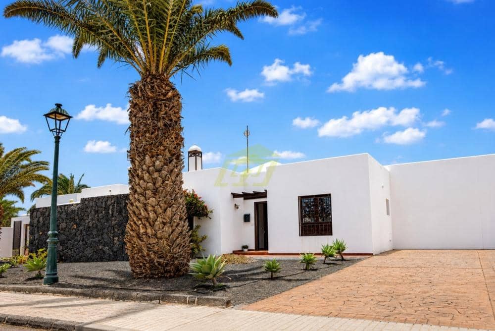 Bungalow de 3 habitaciones en Costa Teguise en venta con piscina garaje - 480.000 € (Ref: 9959050)