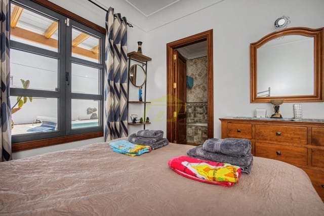 2 bedroom Villa for sale in Playa Blanca, Yaiza with pool - € 435,000 (Ref: 9964621)