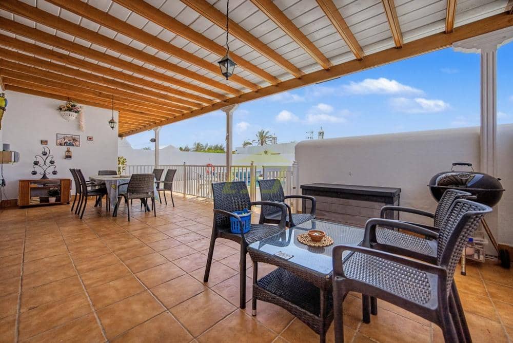 2 bedroom Villa for sale in Playa Blanca with pool - € 435,000 (Ref: 9964621)